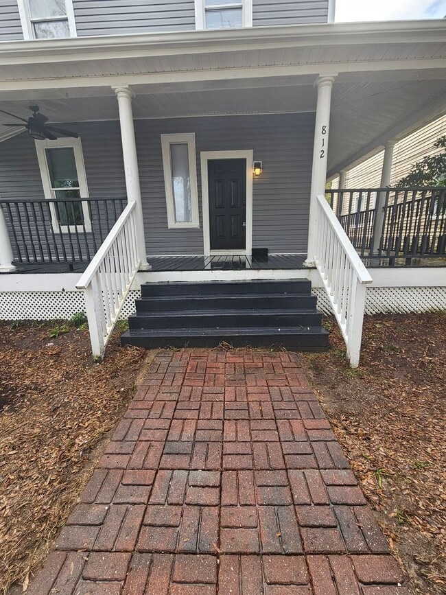 Building Photo - Historic Charm combined with Modern convenience 3 bedroom 2.5 bath spacious home