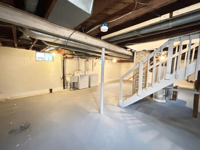 Building Photo - 23045 Harding Ave