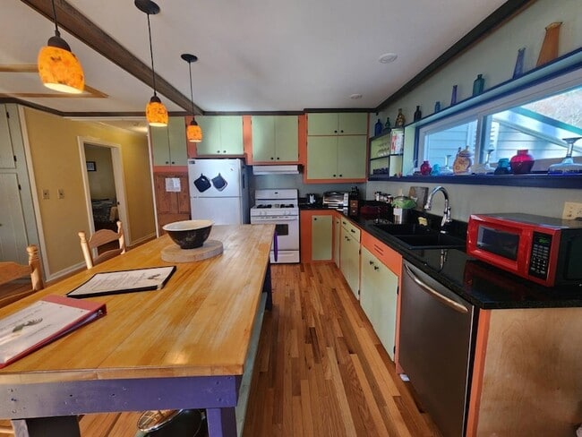 Building Photo - 832 W Fulton Rd