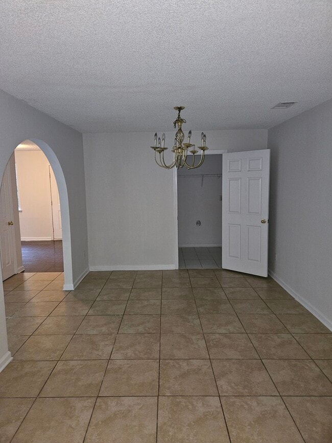 Building Photo - Town Home For Rent