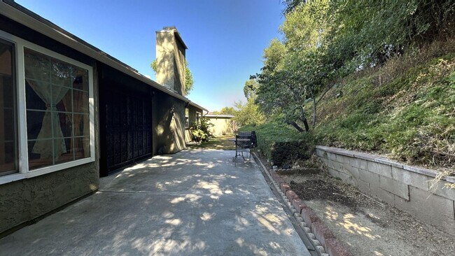 Building Photo - 6064 Laura Ln