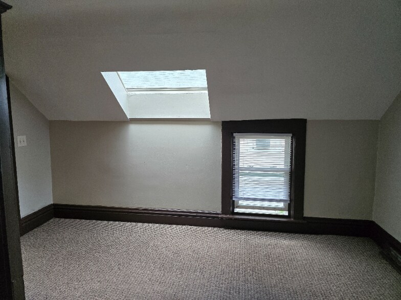 Building Photo - 2615 Maple St
