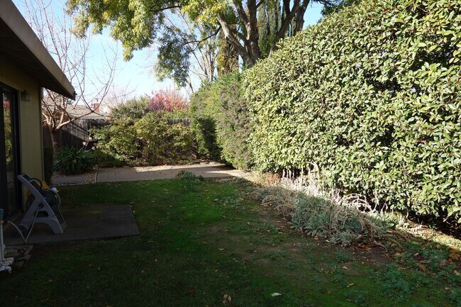 Building Photo - 105 Almond Dr