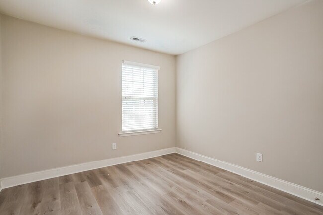 Building Photo - 170 Davelyn Ct