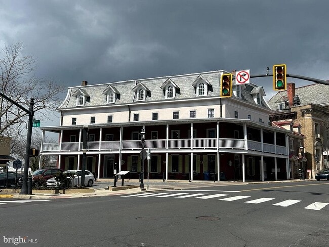 Building Photo - 10 N Main St