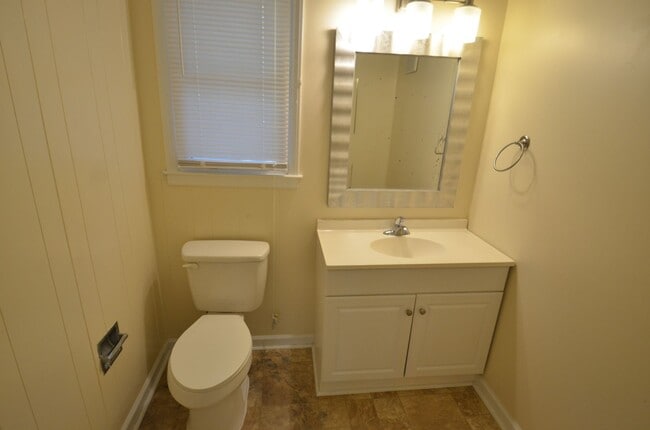 Building Photo - Three Bedroom Home Near UNC