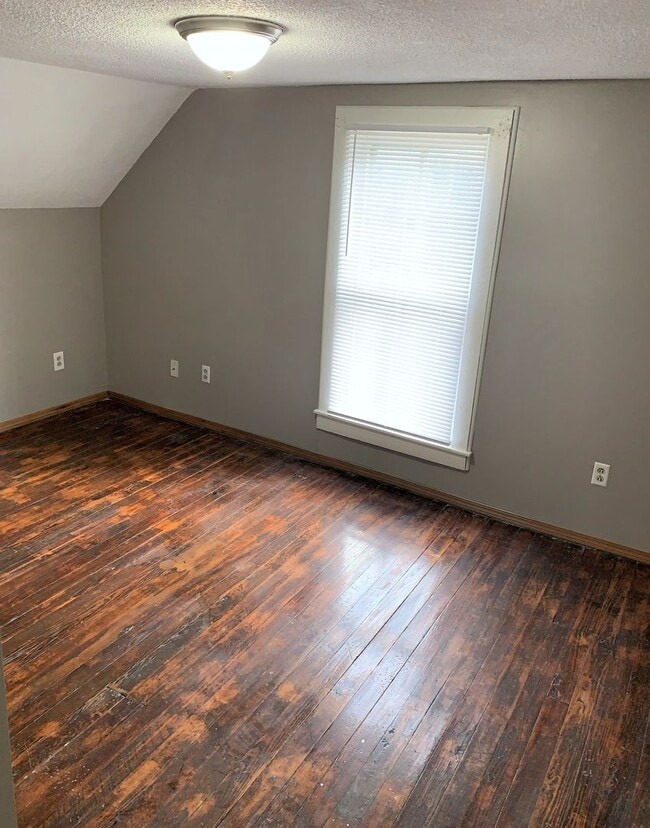 Building Photo - Large 3 Bed, 2 Bath House,  Bonus Room and...