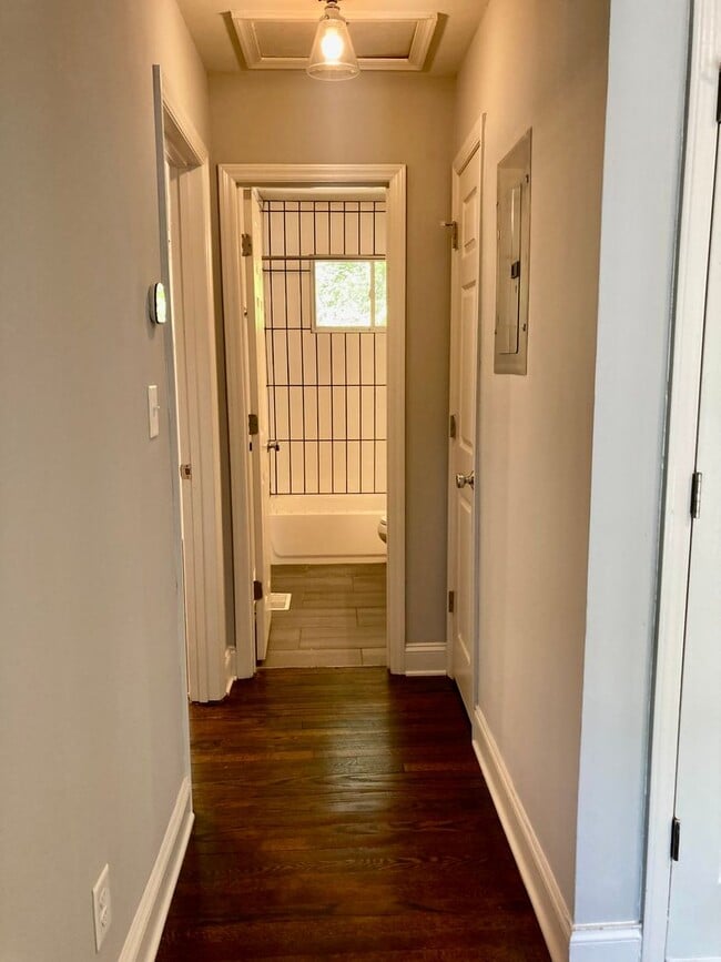 Building Photo - Impeccable 2 Bedroom, Fully Renovated in N...