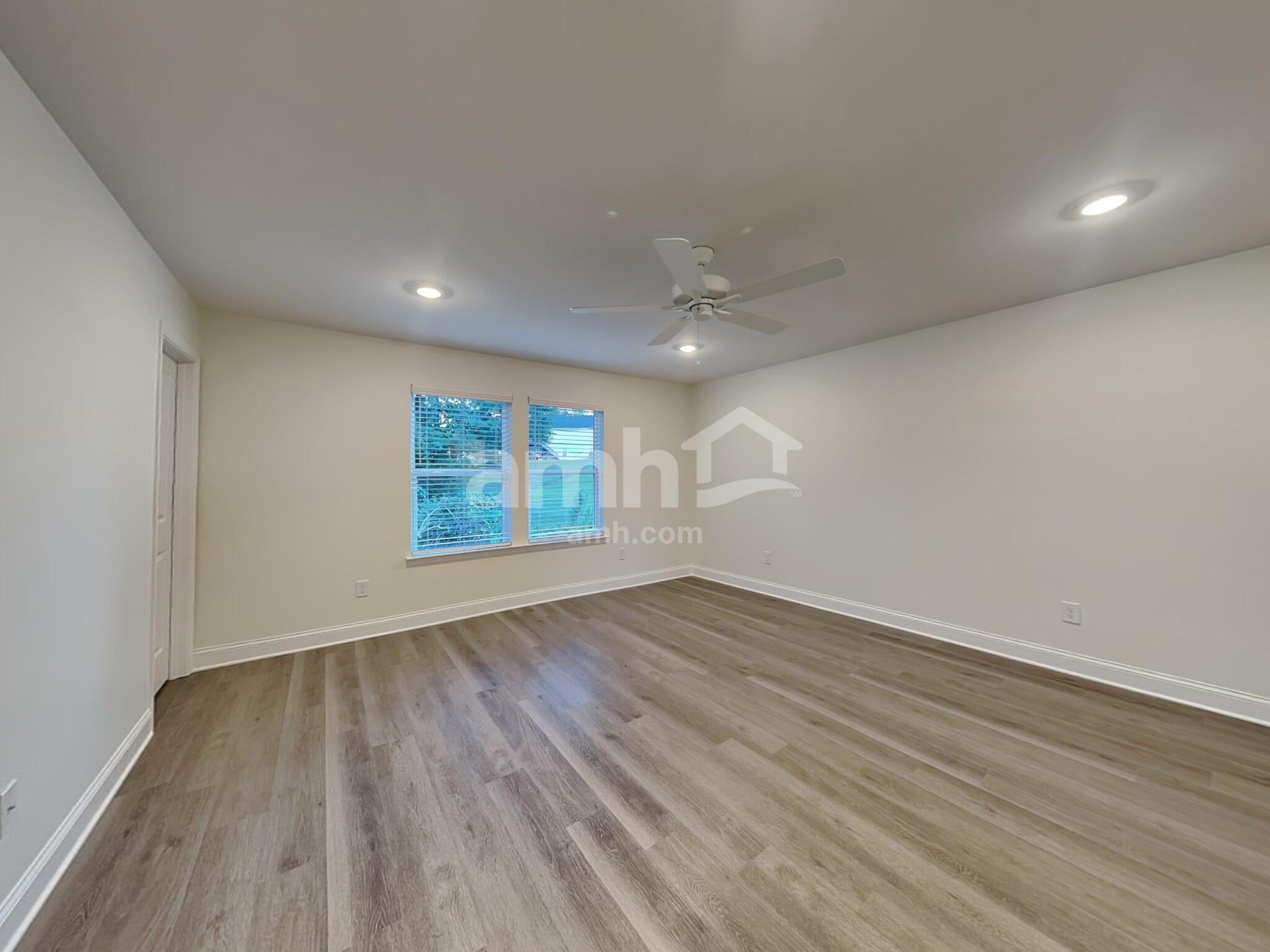 Building Photo - 870 Jubilation St