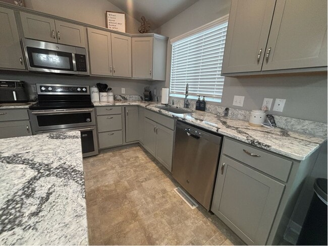 Building Photo - Beautiful Split-Level in BENNINGTON