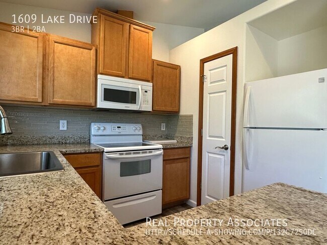 Building Photo - Island Life