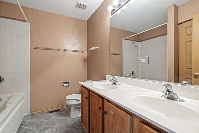 Building Photo - 2442 Oneida Ln