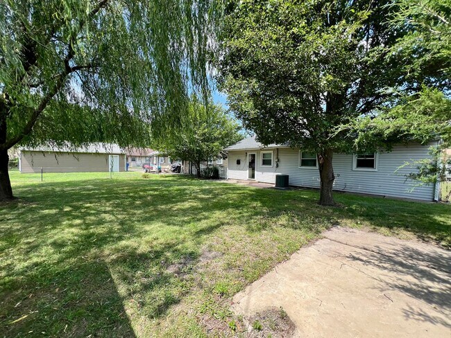 Building Photo - 3-Bedroom Single Family Home in Bristol! A...