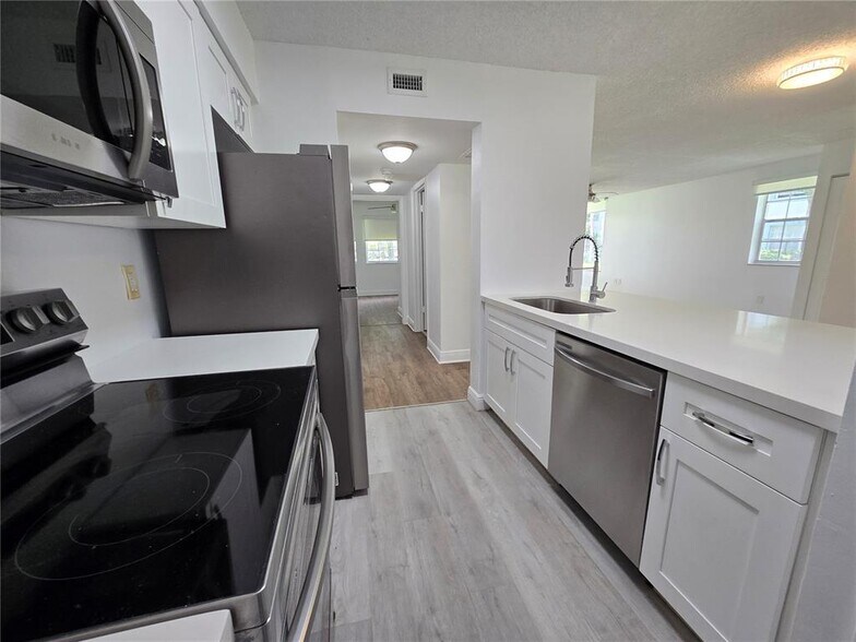 Primary Photo - 2890 N Oakland Forest Dr