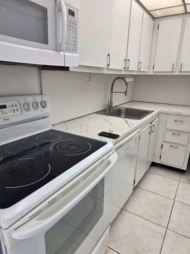 Building Photo - 3701 N Country Club Dr