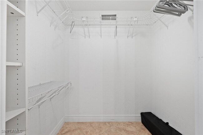 Building Photo - 2473 Poinciana St