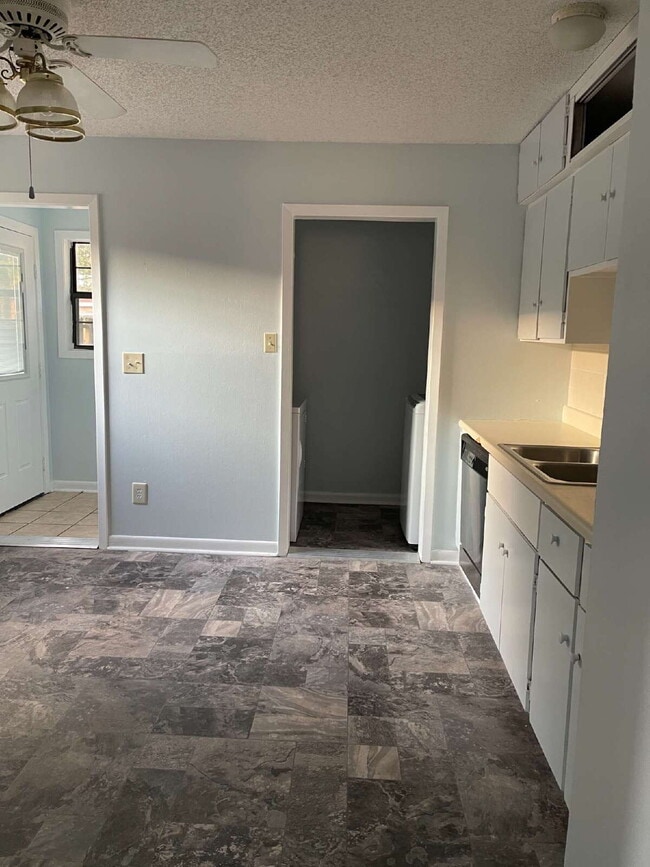 Building Photo - "Charming 3-Bedroom Home in Jonesboro - Co...