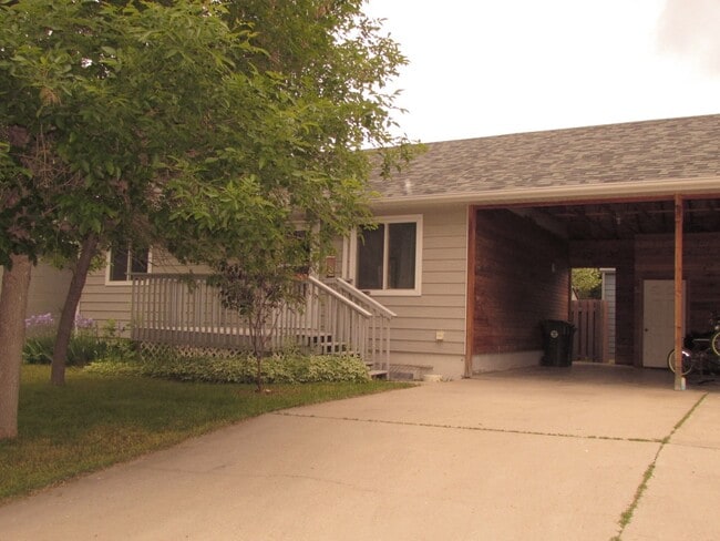 Building Photo - 3 BEDROOM | 2 BATH | DUPLEX | WEST