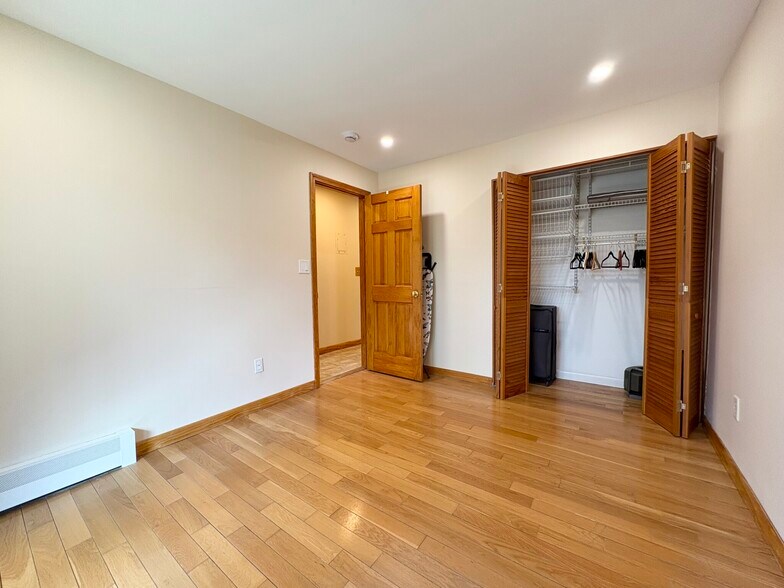 Building Photo - 140 Kenrick St