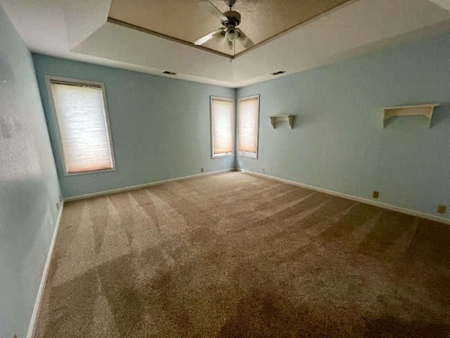 Building Photo - Spacious 4-Bed Retreat with Guest Suite & Fireplace