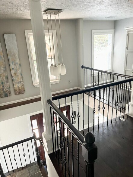 Building Photo - 915 Woodlawn Dr NE