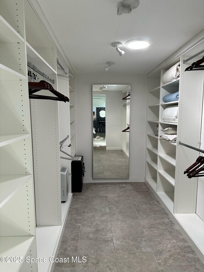 Building Photo - 302 W Osceola Ln