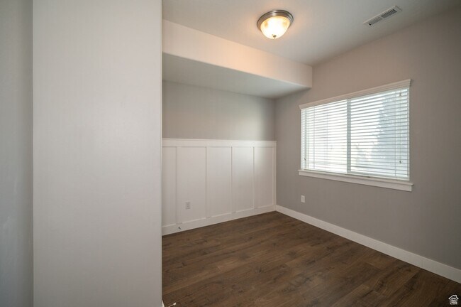 Building Photo - 1843 N Crest Rd