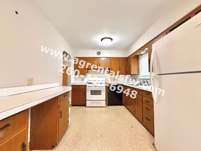 Building Photo - 2 Bedroom House