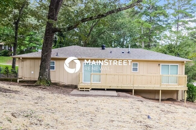 Building Photo - 3 Bedroom Pet-Friendly Home in Birmingham, AL with Main Street Renewal