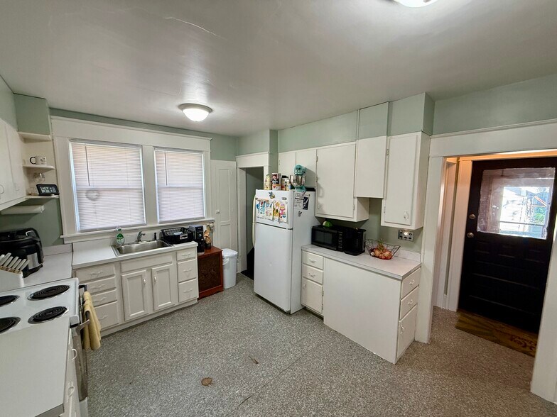 kitchen - 1005 Kellogg Ave