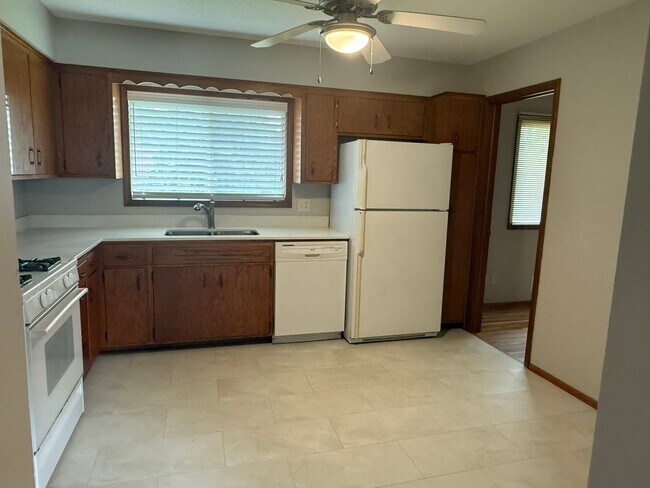 Building Photo - Newly Refreshed 3 Bedroom 1 Bath Single Fa...