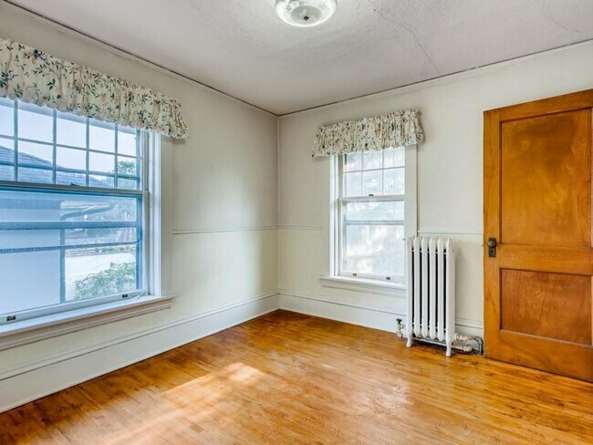 Building Photo - June 2026 ~ Cute 5 bedroom house. Spacious...