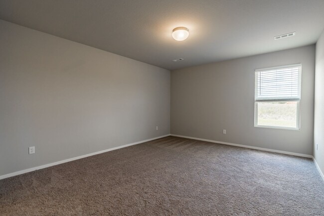 Building Photo - Large 4 Bedroom Home w/3 car Garage and Fe...