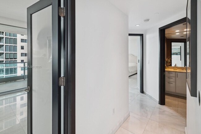 Building Photo - 1331 Brickell Bay Dr