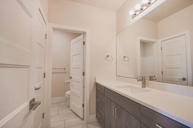 Building Photo - Crimson Park Town Home.