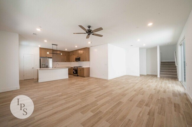 Building Photo - 2830 E Tamarind Dr