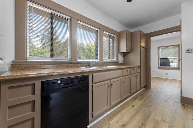 Building Photo - 2 Bed, 2 Bath Home – Prime Location Near F...
