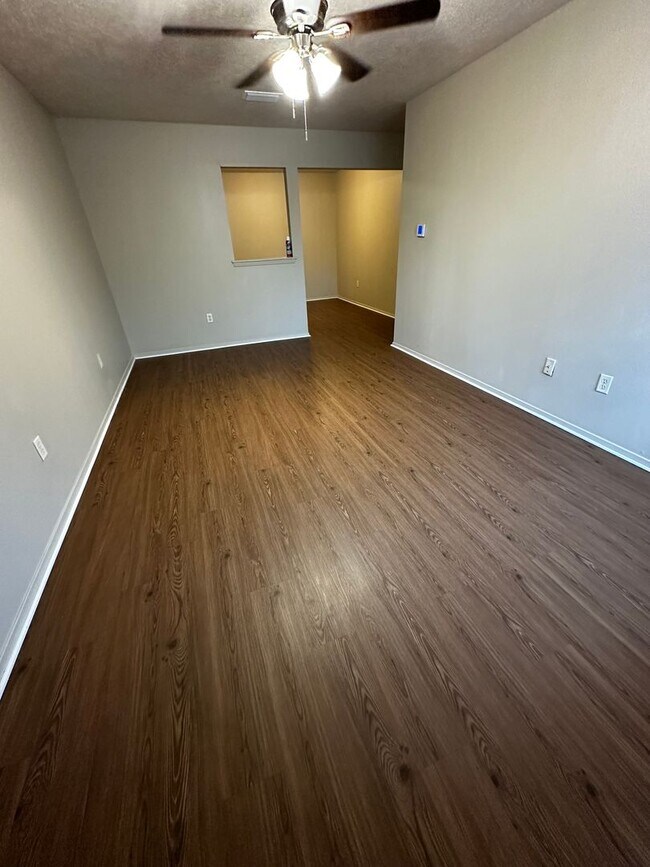 Building Photo - 1/1 Apartment - **HUD Accepted** (upstairs)