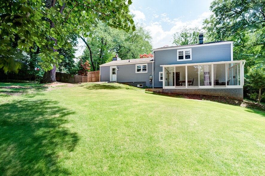 Building Photo - 7 Carol Ln