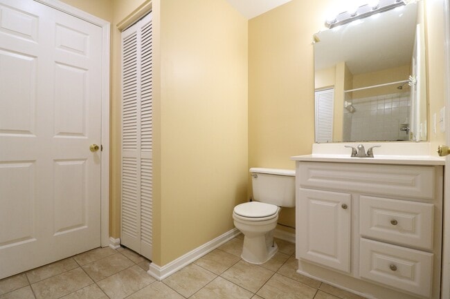 Building Photo - Spacious 2BD/2BA Condo with Balcony in Fou...