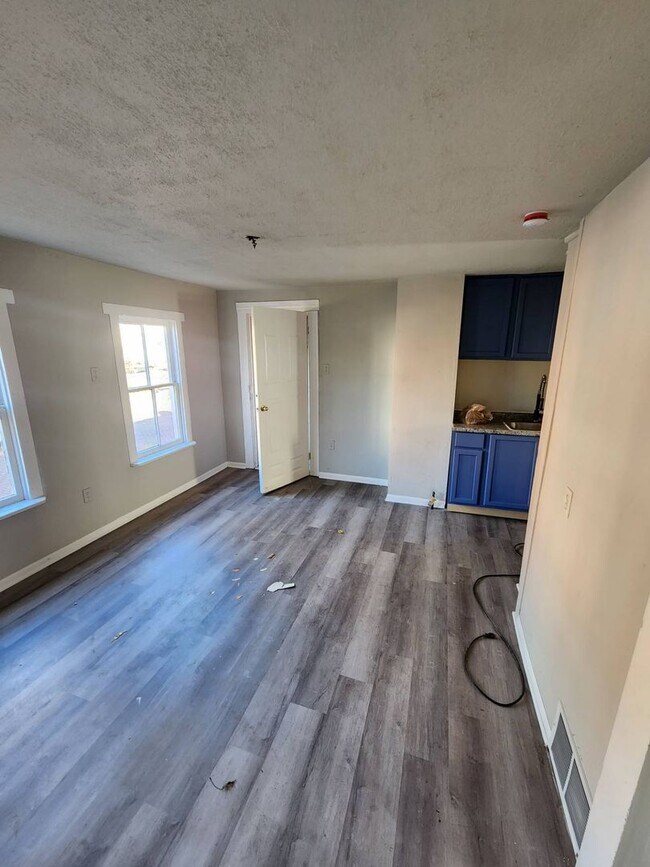 Building Photo - Charming 4-Bedroom Property in Prime Location