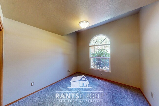 Building Photo - Lovingly cared for 3-bedroom, 1.75-bath ra...
