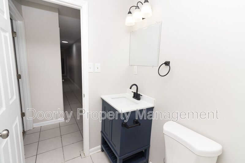 Building Photo - 1132 N Hickory St