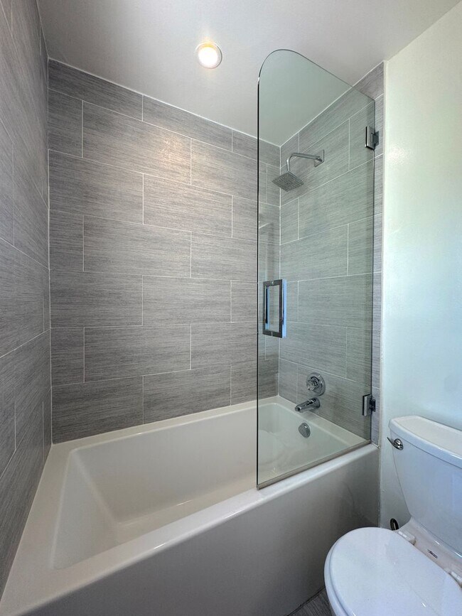 Building Photo - Spacious Top Floor 1 Bedroom in West Hollywood!