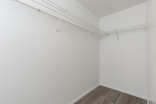 Building Photo - 3 bedroom home located near 215 Freeway and shopping.