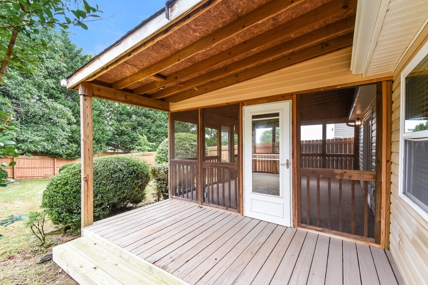 Building Photo - 210 Winterbury Dr