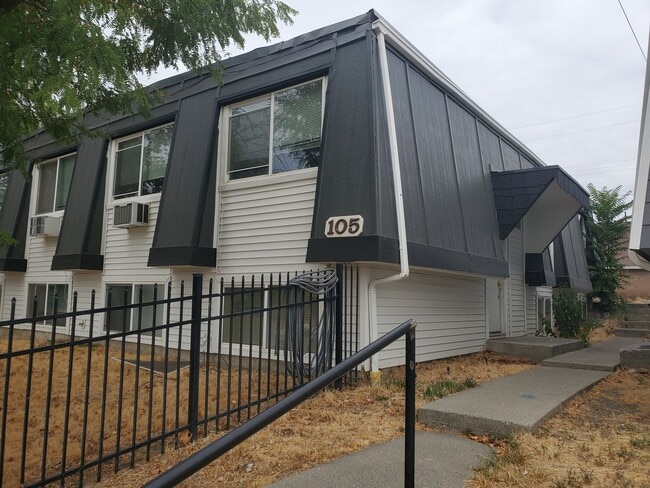 Primary Photo - Spacious Centrally located 4 bed/2 bath ap...
