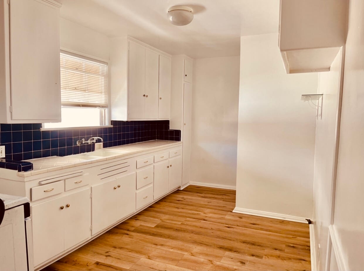 Building Photo - 10942 Moorpark St