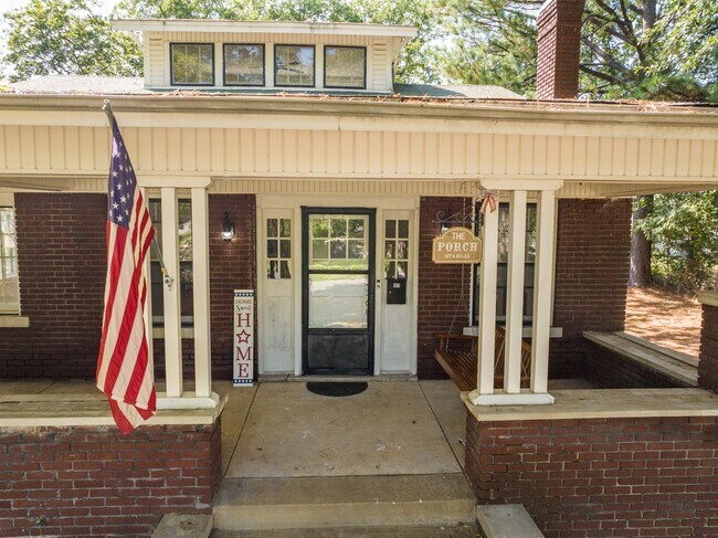 Building Photo - Freshly Updated 3 Bedroom House