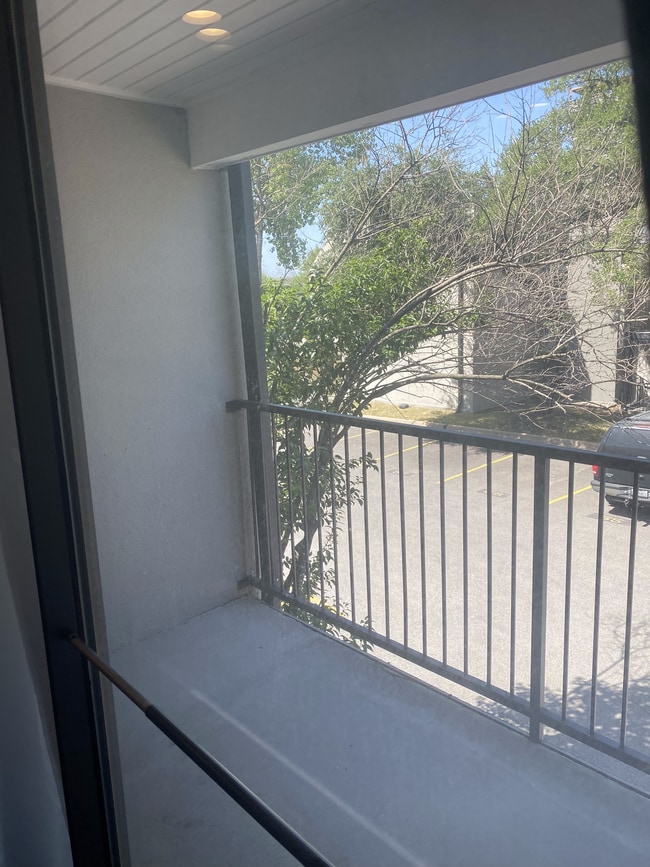 Building Photo - 935 La Posada Dr